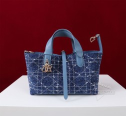 迪奥 D ior Toujours 手袋这款 D ior Toujours 手袋于二零二四冬季系列发布秀精彩亮相,休闲实用的设计别具一格。采用米色绒面革精心制作,饰以超大藤格纹缉面线,宽敞的内部隔层搭配小袋,可整齐收纳各种日常用品。设有皮革系带开合,可安全收纳各种物品,另有 CD Lock 字母 D 旋钮式开合,可调节两侧,提升格调。小号款式,皮革手柄带有可调节细节,可轻松手提。双开合设计:纤细系带和 Christian D ior Paris 系带搭配 C D Lock 扣环D.I.O.R.