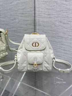 DIOR Caro秋冬系列双肩包小号,本季度最热门的包款,集齐经典的元素,标志性的字母Logo, 超大的藤格纹,搭配复古的金色手柄,提升了整个包的格调,细腻的小羊皮,整个包手感超柔软,袋口抽绳的设计,精致感满满的,可调节的肩带,拥有法式浪漫的高级极简,俏皮可爱的小口袋,背起来还有种酷配的的时髦感size20818cm