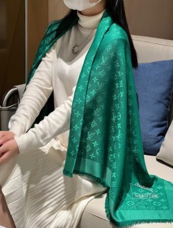 【深绿色】最强牛货 自由进出专柜无压力 皇室LV路易威登极品硬货 品质极好极好的 经典Monogram暗纹图案风靡了全世界。是个人都见过的一款 可是你未必见过最高端的 女人的衣柜里面绝对不能少的一件单品，但是你千万别拿某宝廉价的货色来磕碜自己 既然选择驴牌，你就一定选择有灵魂的东西 精工高密度字体无比清晰 面料为最顶级高原开司米尔羊毛真丝(和专柜一样) 手感柔软丝滑 奢华有质感！这款披肩将真丝与羊毛相混搭，质地柔软而温暖，饰有同色调的Monogram图案。饰有Louis Vuitton Pari
