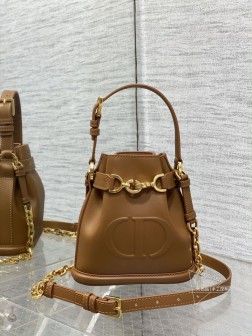 DIOR 砖柜最新C'est 系列,优雅而经典,独特的水桶包造型,字母Lock 开合,饰以旋钮式字母 D,可收纳各种日常用品,搭配顶部手柄和可调节皮带,可拆卸的链条肩带,既时尚又百搭size:17718cm