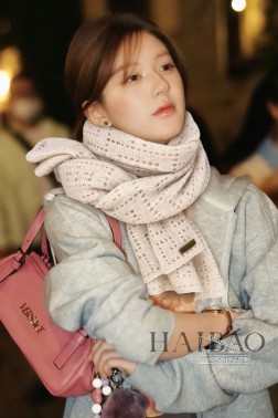  皮雅娜【LP镂空针织长巾】LP羊绒世家，羊绒界的新贵，只做最好的皮雅娜自己可以去看看哦，他家的价格估计会让你却步，太贵了，简直是贵族的价格。此款针织人字暗纹提花羊绒，具有超高羊绒品质才会被此品牌青睐这种羊绒精品围巾是市场上及其少见的，真是超级高端货只有这种大品牌才会拥有时尚装饰，环绕颈间大方得体。简单而不简陋，清淡而不失装饰。规格60cm 材质：%最顶端野山羊绒