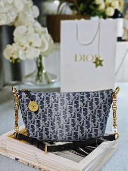 迪奥 新款:牛仔链条饭盒这款 Diorstar Hobo 链条手袋造型时尚,设计实用。采用蓝色 Denim Dior Oblique 提花面料精心制作,以不规则的石洗效果焕新演绎 Dior 的经典图案,彰显现代魅力,柔软版型搭配宽敞隔层。拉链开合,搭配镌刻以 Christian Dior Paris 标志和 Dior 经典星星标识的圆形饰牌,侧面饰以精致的 CD 铆钉,更显格调。内部带有绒面牛皮革里料,配有卡槽。搭配可调节的 CD 链条肩带,并带有皮革带,提升肩背时的舒适度。拉链开合,搭配镌刻以