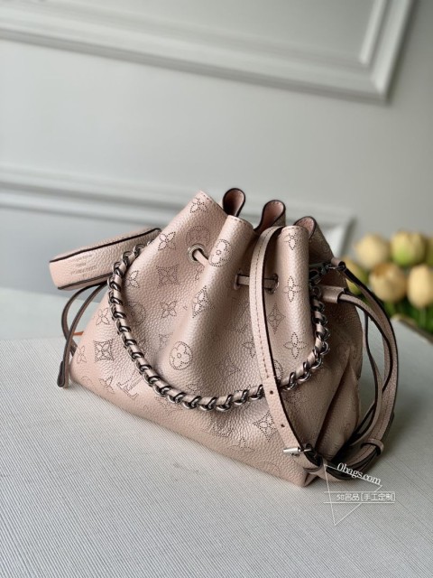 LV M58792 Bella 水桶包 镂花牛皮革 金属光泽 Monogram图案