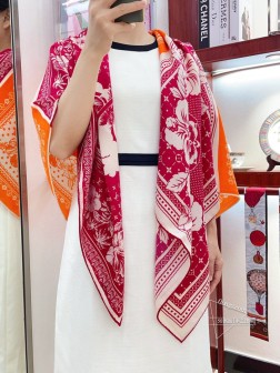  LV典雅高贵 婴儿般的柔软触感 同步专柜【四图拼色LOGO】丝绒印花 巧妙利用驴家LOGO图案创造出醒目亮眼的观感，与多种造型完美搭配，拼色低调时髦有品味 奢华全新的经典单品，以混合多种产品标识的设计，羊绒材质极致柔软.奢华的触感。实物真心典雅高贵 高端品质高清呈现 cm，70%羊绒+30%丝