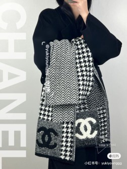 CHANEL羊绒长巾 顶级原单正品旷世绝美，CHANEL千鸟格羊绒围巾，顶级高端货 【绝对值得珍藏 】 香奈儿绝美百搭款 专柜限量哦 有钱都很难订到 顶级进口客供山羊绒针织围巾，整条围巾全部手工订制针织，品质上乘送人自用绝对高大上 独家实物拍摄！所见所得，超正 顶级好货不等人，特殊渠道货卖一个少一个 绝对的顶级好货，任何一个细节都是专柜的节奏 38 顶级进口客供山羊绒 重磅推荐