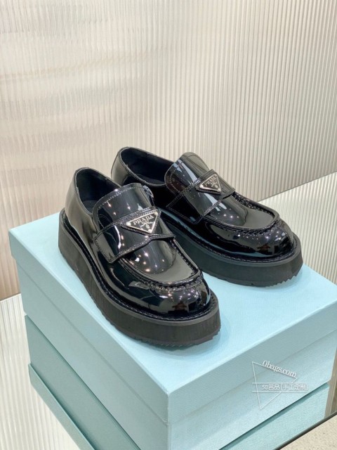prada 24ss春夏 厚底三角标乐福鞋加厚的发泡鞋底，增高又轻盈真的太酷太个性，搭配黑丝白袜打底 361