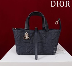 迪奥 9283小号尺寸:23 × 15 × 15 厘米(长 x 高 x 宽)可收纳 2 个钱包、1 部手机、2 个卡夹、太阳眼镜和唇膏这款 Dior Toujours 手袋休闲实用别具一格。饰以 Graphic 藤格纹图案以 3D 效果的时尚版本全新演绎 Dior 的经典图案。宽敞的内部隔层带有配套小袋可整齐收纳各种日常用品。设有纤细皮革系带开合可安全收纳各种物品另有 CD Lock 字母 D 旋钮式扣环可调节两侧,提升格调。中号款式皮革手柄带有可调节细节可手提或肩背。双开合设计:纤细系带和 C