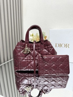 DIOR Dior Toujours 手袋〔酒红色中号〕这款Dior Toujours 手袋于二零二三春夏系列发布秀精彩亮相休闲实用的设计别具一格.采用黑色牛皮革精心制作饰以超大藤格纹缉面线宽敞的内部隔层搭配小袋可整齐收纳各种日常用品另有CD Lock 字母D旋钮式开合可调节两侧,提升格调.皮革手柄带有可调节细节细节可轻松手提. CD Lock和系带开合 DIOR吊饰 可拆卸内部小袋 可调节皮革手柄 内含防尘袋 型号:9283尺寸:28.5x19x21.5cm