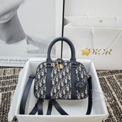 DIOR 出街最爱的包包 Dior Fall 24 新品D-Vibe 保龄球包MARIA GRAZIA 以一款运动风范和现代感十足的手袋演绎了酷时尚理念提花Oblique手袋,富有 理目耐久,适合日常使用 让您可以携带日常或旅行的所有必备——强烈推荐——可调节饰带 内部拉链口袋,可拆卸 皮革肩带 。材质十分轻便,容量大 重量小,实用颜值又在线中号号Size:25 × 16 × 9.5cm