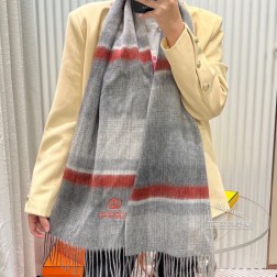 专柜最新款 古奇火爆来袭 顶级色织工艺 此工艺只有大牌纯正代工厂才有的工艺 %顶级羊绒 围巾 高尖端产物 时尚大牌颜色超正 超级柔软保暖亲肤，简单的素色非常大气 .. 真的是臻品罕见.32cm尺寸长巾 绝对是手慢无的高端精品 戴着它可以放心的去各大专柜遛弯哦