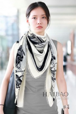 新款 爱马仕羊绒须边方巾【藏书章锁边】 抢 VIP推荐 下手一定要快【高端 大爱 纯羊绒 婴儿触感舒服到飞 女人尤物 货极少 四季都可以用 真心美的让人非常非常心动 上身效果简直美翻了 品质非常完美 整个围巾给人大牌气场的同时又非常精致秀丽 绝对值得入手的新款 实物一拿到就会庆幸自己是女人的绝美好货 值得品鉴 完美气质品味Ditails首选 VIP们 上 尺寸：cm，%羊绒