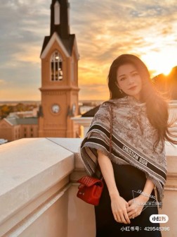 好看疯掉了简直,巨时髦!!!超级喜欢Dior这种随性不刻意凹造型的轻快时髦感,小小的尺寸让搭配更显氛围美!!!这种就是一围就美,越看越美,越搭越能找到感觉的搭配神器!!都太高级了!!!绝对是惊喜!!尺寸