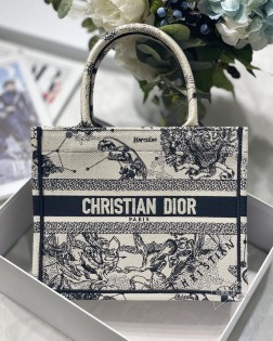DIOR 小号【Di.or Book Tote】M1286 黑白星座 小号尺寸:26.5 x 21 x 14 厘米Tote最新尺寸小号,被种草了这个包 ,比原本的小号短一点,显得非常秀气 ,既保留了小包的精致可爱,又兼具了大包的大容量,完全满足日常出行使用 ♀,经典的老花刺绣,标志性的字母,时尚百搭又满满的复古气息