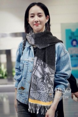  LP羊绒世家，羊绒界的新贵，只做最好的皮雅娜冬季新款男女都可以用【LP撞色边缘长巾】，自己可以去看看哦，他家的价格估计会让你却步，太贵了，简直是贵族的价格。水波纹羊绒具有超高羊绒品质才会被此品牌青睐这种羊绒印花精品围巾是市场上及其少见的，真是超级高端货只有这种大品牌才会拥有古典花纹+豹纹双面印花时尚装饰，环绕颈间大方得体。简单而不简陋，清淡而不失装饰。规格33xcm 材质：%最顶端野山羊绒