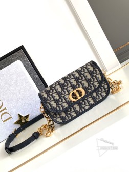 迪奥 小号 最新全套包装30Montaigne Avenue迷你系列既可爱又精致,采用光面牛皮革精心制作,圆角翻盖曲线精致,复古金属旋钮式字母扣环,搭配由金色饰面金属和与皮革同色调的珐琅链环交替组成的经典链条,日常出行首选小包包尺寸:184.510cm
