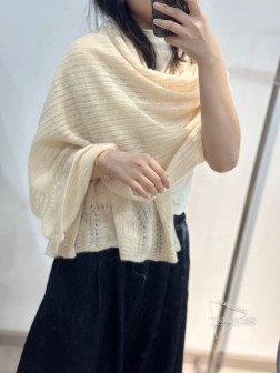  皮雅娜【LP针织花边披肩】LP羊绒世家，羊绒界的新贵，只做最好的皮雅娜自己可以去看看哦，他家的价格估计会让你却步，太贵了，简直是贵族的价格。此款针织人字暗纹提花羊绒，具有超高羊绒品质才会被此品牌青睐这种羊绒精品围巾是市场上及其少见的，真是超级高端货只有这种大品牌才会拥有时尚装饰，环绕颈间大方得体。简单而不简陋，清淡而不失装饰。规格60cm 材质：%最顶端野山羊绒