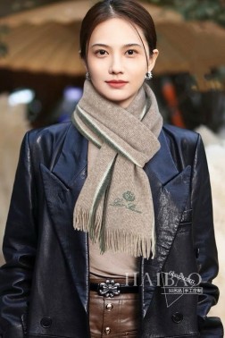  LP极品原单【LP条边流苏羊绒长巾】 高尖端产物 重磅呈现 ，绝无仅有 史无前例 手感好到爆 绝对又是一款手慢无 工艺上采用的是线条拼色，非常显档次，低调中带着小奢华。尺寸30cm %羊毛