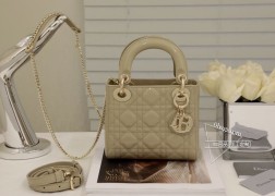 DIOR mini lady杏色漆皮系列手袋集中体现了品牌对典雅和美丽的深刻洞见。采用黑色漆皮牛皮革精心制作,以藤格纹缉面线打造醒目的绗缝细节,时髦典雅的设计经久不衰。饰以标志性的浅金色饰面金属吊饰,为精美的轮廓增添一分灵动。这款迷你Lady 手袋搭配可拆卸的链条肩带,可手提、肩背或斜挎,是晚装的理想伴侣。·可拆卸链条肩带·内部拉链口袋·可随心搭配其他刺绣肩带内含防尘袋尺寸: 17157cm#  三格杏色漆皮