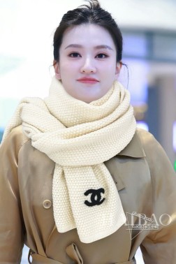  CHANEL新款【双C字母针织条纹长巾】羊绒针织长巾 美翻了[流泪]御用殿堂级极品 新款在售 进口纯羊绒时尚立体提花针织毛线 美丽至极 真的 上身极为衬肤色 百搭 好看不好看自己看吧 %精选纯羊绒，送礼 首选佳品