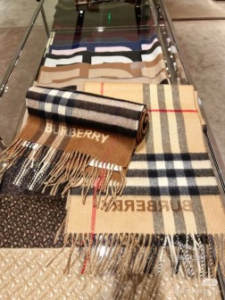 Burberry回馈款 这才叫真正的家属福利 B家这款男士羊绒的面料非常满意~手感真的好到不行 寒冬贴脖子围真的舒服软糯又保暖 相信我,绝对不负期待 我家的老客们都懂,男款数量少基本靠抢,经济条件允许的情况下,多买条!经常有人抱怨没买到或者买少了,这个价格真的算亲妈价格,30cm %羔羊绒。