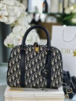 迪奥 新款蓝色提花保龄球款这款 D-Vibe 保龄球包是二零二四秋季成衣系列新品款式简约时尚。采用蓝色 Oblique 印花面料精心制作点缀以同色调皮革细节搭配别具一格的皮革钥匙包镌刻以 Christian Dior Paris 标志并点缀以金色饰面金属星星。随挂钥匙可打开拉链挂锁宽敞的隔层设有一个插袋和一个拉链口袋,可收纳各种日常用品大号款式,实用设计搭配皮革顶部手柄和可调节可拆卸的皮革肩带,可手提、肩背或斜挎。拉链开合,搭配镌刻以 Christian Dior Paris 标志的挂锁镌刻以