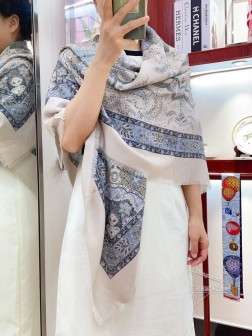 【双面同色】低调高奢 无论在哪种场合，都能变得高雅有品，超有品味的单品 极品精英高手级别的时髦感围巾 这款Loro Piana的款，实物真的越看越爱，越看越时髦，越看越喜欢 LP的东西真的都是很考究，图案非常简约，在工艺上必定胜人一筹！这款看似简单工序很复杂！一般工厂做不出这样的款，属于羊绒中的佼佼者，成功人士追求的品质 这种工艺和配色一看就知道不是一般的大工厂的，非常非常喜欢这种高手级别的时髦感，有态度的时髦人一定会喜欢。年轻，时髦，自信，有态度。很美！这样的设计更舒展，更高级，更大气，更加经