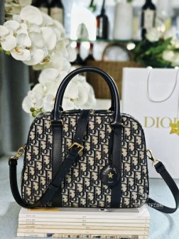 DIOR 新款蓝色提花保龄球款这款 D-Vibe 保龄球包是二零二四秋季成衣系列新品款式简约时尚。采用蓝色 Oblique 印花面料精心制作,点缀以同色调皮革细节搭配别具一格的皮革钥匙包镌刻以 Christian Dior Paris 标志并点缀以金色饰面金属星星。随挂钥匙可打开拉链挂锁宽敞的隔层设有一个插袋和一个拉链口袋,可收纳各种日常用品。大号款式,实用设计,搭配皮革顶部手柄和可调节、可拆卸的皮革肩带,可手提、肩背或斜挎。拉链开合,搭配镌刻以 Christian Dior Paris 标志的