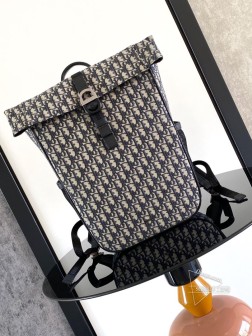 DIOR 这款 Dior 8 卷顶双肩背包是二零二五春季男装系列新品,时尚且实用。采用黑色 Oblique 印花面料等材质精心制作,搭配带有 Dior 8 搭扣的自扣式翻盖提升格调,正面饰以 Dior 标志。设有宽敞的主隔层、两个插袋以及两个网眼织物侧面口袋,款式实用,可为休闲装扮增添点睛之笔。主体:棉,科技面料,牛皮革里料:棉,科技面料,牛皮革主隔层搭配自扣式翻盖和 Dior 8 搭扣内部扁平电脑隔层内部插袋侧面网眼织物口袋顶部皮革手柄可调节加垫肩带背部采用加垫网眼织物,饰以 Dior 标志正