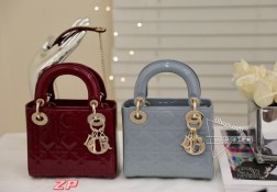 迪奥 一组包型对比真假对比 采用专为高级定制打造的德国古德曼缝纫线 具有极高的均匀性、极强的抗断裂性 漆皮菱格与羊皮的菱格风格完全不同羊皮更为饱满 ,升级漆皮独家版本,丢弃了通货使用的海绵托料采用了最新材料,多次调试后达到ZP完全一致的效果。