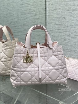 DIOR Toujours系列砖柜最新甜蜜粉,有点太美了,高颜值粉嫩包包,颜色超级嫩,超级夏天,是饱和度并不高的粉紫色,轻松拿捏马卡龙色,超大菱格的设计,搭配经典的字母配饰,摩登时尚感十足,包身结构十分柔软,小牛皮材质高级感满满,别具一格的扣饰扣合时侧面可折叠,容量非常nice,还贴心的配有一枚内袋,方便收納小物品哦size28.51921cm