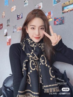  货 专柜同步【双G提花双面披肩】款式经典，大方时髦，不过时，随便什么时候拿出来戴都好看。靓男靓女都可以用，Guci这款限量经典元素的新款披肩真的超重磅 高端围巾提升气质的时尚力量，在我们的穿衣打扮当中，成为了整体造型加分的助力 这种的美可以让人一瞬间气质脱胎换骨 精工高密度字体无比清晰 面料为客供面料(和专柜一样) ，%羊毛 手感柔软丝滑有份量 超级好看的一个款！正反面都是精彩，可以搭配出不同风格的个性搭配，可系可围可扎，真的随意造型，可以搭配各种服饰，可以通勤也可以搭配休闲装 46cm的尺寸