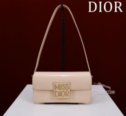 迪奥 Miss Dior Allover型号:2610尺寸:22 x 11 x 6 厘米(长 x 高 x 宽)可收纳 1 部手机、1 个钱包和唇膏 这款 Miss Dior 翻盖手袋于迪奥二零二四秋冬成衣系列发布秀上全新亮相重新诠释 Dior 经典款式的现代优雅气质。采用粉色绗缝牛皮革精心制作饰以本系列经典的 Miss Dior Allover 图案灵感源自马克·博昂 (Marc Bohan) 的 Dior 设计档案以现代风格全新演绎 1960 年代时尚风格。搭配对比鲜明的复古金色饰面时尚金属饰