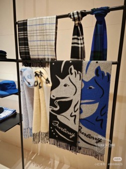 流苏黑白；低调的奢侈感 极品柔美精英高手级别的时髦感围巾 这款Burberry羊绒围巾，越看越爱，越看越时髦，越看越喜欢 这种工艺和配色一看就知道不是一般的大工厂的，非常非常喜欢这种高手级别的时髦感，有态度的时髦人一定会喜欢。年轻，时髦，自信，有态度。很美！这样的设计更舒展，更高级，更大气，更加经得起推荐 采用每年开春采集的阿尔巴斯纯种绒山羊腹部绒尖为原绒生产，这种羊绒的特点就是，即便经过人类工艺的加工，仍最大程度的保留了原绒的本质，会有特殊的肌理纹 围巾握在手里就跟握着云朵般的仍空气绵绵感 真