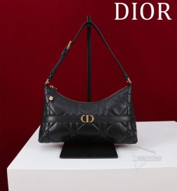 DIOR 款号:77030尺寸:23×13×6cm30 Montaigne 迷你单肩水饺包这款迷你单肩水饺包是二零二五早春系列新品以时尚精致的设计丰富了30 Montaigne 系列。正面饰以复古金色饰面金属 CD标志。拉链隔层可收纳各种日常用品搭配可调节的皮革肩带可优雅地斜挎在肩部。主体刺绣牛皮革里料牛皮革正面饰以CD 标志拉链开合内部隔层1个卡槽可调节皮革肩带内含防尘袋意大利制造
