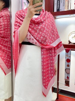 【红白色】最强牛货 自由进出专柜无压力 皇室LV路易威登极品硬货 品质极好极好的 经典Monogram暗纹图案风靡了全世界。是个人都见过的一款 可是你未必见过最高端的 女人的衣柜里面绝对不能少的一件单品，但是你千万别拿某宝廉价的货色来磕碜自己 既然选择驴牌，你就一定选择有灵魂的东西 精工高密度字体无比清晰 面料为最顶级高原开司米尔羊毛真丝(和专柜一样) 手感柔软丝滑 奢华有质感！这款披肩将真丝与羊毛相混搭，质地柔软而温暖，饰有同色调的Monogram图案。饰有Louis Vuitton Pari