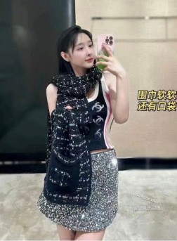 CHANELCHANEL必入款！！！直跺脚地喜欢！高级又带点时髦的趣味！！当之无愧最主打的秋冬系列~ 冬日给我们自信的款排第一位的，非重磅的稀缺的高级围巾莫属！！如果高级不撞款围巾今年只有一款预算，只想收一条，那这款一定要重点推荐！！真的是毫不费力的时髦典范，是大牌时髦典范！！在冬天围上一件这样的高端羊绒围巾，真的很有幸福感满足感！！！！正面采用%羊绒质地，搭配别出心裁刺绣设计，这样的结合真心是纯粹的高级和时髦感，瞬间有了有趣的灵魂！！30cm的尺寸，非常好驾驭！！亲妈价格咆哮推荐！