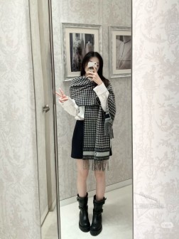 Dior 【高端品质！高克重！】原版开模！定制面料！上新！2024迪奥最新款到货！经典千鸟格围巾 什么年龄的人都合适！时尚百搭！又一经典力作 粉白黑白，2给我绝美颜色，黑色百搭就不用说了，怎么围怎么出片，粉色真的是今年官方调了无数遍才调出来的绝美粉色！简直嫩到我心里！少女心十足！千鸟格双面羊绒羊毛围巾 精纺质地 手感柔软 不起球不扎肉 原版原标 男女可用 好搭配无需多言 规格45 CM材质%山羊绒
