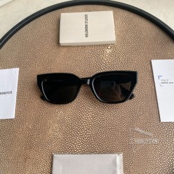 最新款MM109 系列 Maison Margiela - MM109 MM109 为Maison Margiela x Gentle Monster 2024联名系列太阳镜。镜框采用板材材质，搭配高清尼龙镜片。精致小巧的方形前框造型百搭，极富质感。镜腿处四角缝线标识定格经典。镜片提供有效UV防护。两个品牌审美交叠间打造出独具实验性与先锋感的联名系列。正面 mm, 镜脚 mm宽度 53.6mm, 高度 39.4mm鼻梁 22mm秘特殊渠道货源秘㊣配图片2024最新白色独家全套包装(礼品袋+发票+