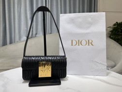 DIOR Miss Dior 翻盖手袋黑色绗缝牛皮革 Miss Dior Allover 图案编号 M2610UBOS_M900这款 Miss Dior 翻盖手袋于迪奥二零二四秋冬成衣系列发布秀上全新亮相重新诠释 Dior 经典款式的现代优雅气质。采用黑色绗缝牛皮革精心制作饰以本系列经典的 Miss Dior Allover 图案灵感源自马克·博昂 (Marc Bohan) 的 Dior 设计档案以现代风格全新演绎 1960 年代时尚风格搭配对比鲜明的复古金色饰面时尚金属饰牌饰以 Miss Di