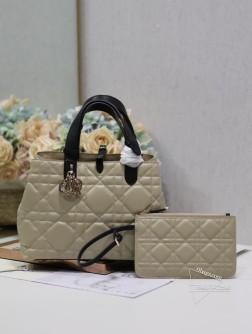 迪奥 Dior Toujours 手袋〔拼色中号〕这款Dior Toujours 手袋于二零二三春夏系列发布秀精彩亮相休闲实用的设计别具一格.采用杏色搭配黑色牛皮革精心制作饰以超大藤格纹缉面线,宽敞的内部隔层搭配小袋可整齐收纳各种日常用品,另有CD Lock 字母D旋钮式开合可调节两侧,提升格调.皮革手柄带有可调节细节细节,可轻松手提. CD Lock和系带开合 DIOR吊饰 可拆卸内部小袋 可调节皮革手柄 内含防尘袋 型号:9283尺寸:28.5x19x21.5cm