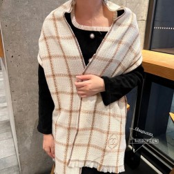 CHANEL羊绒长巾 顶级原单正品旷世绝美【CHANEL羊绒围巾，顶级高端货 【绝对值得珍藏 】 香奈儿绝美百搭款 专柜限量哦 有钱都很难订到 顶级进口客供山羊绒针织围巾，整条围巾全部手工订制针织，品质上乘送人自用绝对高大上 独家实物拍摄！所见所得，超正 顶级好货不等人，特殊渠道货卖一个少一个 绝对的顶级好货，任何一个细节都是专柜的节奏 30顶级进口客供山羊绒 重磅推荐