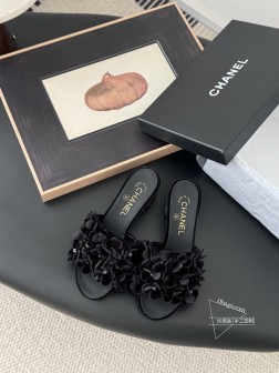 Chanel 25P新款山茶花拖鞋 精致的花朵每一朵都有小水晶花芯儿点缀我愿叫它星星点点的绣球花很别 12