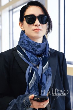 羊绒新款 买了都说好看 推荐 爱马仕双面同色镶边方巾【露天花园镶边】，顶级工艺超值 爱马仕专柜爆款 立体呈现图案纹路实物档次极高 特殊工艺高端研发惊艳问世 特殊尖端工艺处理 受到白富美的喜欢 无论是品质 款式 价格都令大牌控的她们尖叫 超高性价比 绝对值得入手 尺寸：cmcm，%进口澳毛