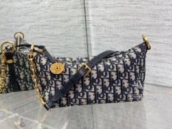 DIOR Hobo star 链条手袋系列升级版饭盒包设计实用加配可调节长肩带大大提升了实用性廓形柔软自用超轻便经典星星标识的圆形饰牌又是一个亮点精致又可爱无法拒绝的一个包款size28.51014.5cm