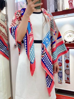 【双面同色】专柜同步 Hermes家买了都说好看【马镫幻想曲】 推荐 顶级工艺超值 爱马仕专柜爆款 羊绒方巾 立体呈现图案纹路实物档次极高 特殊工艺高端研发惊艳问世 特殊尖端工艺处理 受到白富美的喜欢 无论是品质 款式 价格都令大牌控的她们尖叫 超高性价比 绝对值得入手 70%山羊绒+30%真丝，尺寸：cmcm