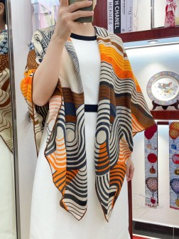 专柜同步 Hermes家买了都说好看【创意战马拼色】 推荐 顶级工艺超值 爱马仕专柜爆款 羊绒方巾 立体呈现图案纹路实物档次极高 特殊工艺高端研发惊艳问世 特殊尖端工艺处理 受到白富美的喜欢 无论是品质 款式 价格都令大牌控的她们尖叫 超高性价比 绝对值得入手 70%山羊绒+30%真丝，尺寸：cmcm