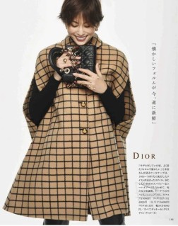 DIOR最新双面羊绒呢 斗篷 最新DIOR出品 高领小翻领设计 超级显可爱 小个子的福音 上身超级显高 超级舒适的面料 垂感好 保暖性强 原版辅料 跟足原版 足800克羊绒面料 衣长82cm 宽松版型 各种身材都好驾驭