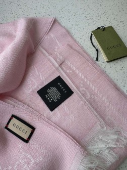 重磅 Gucci专柜新款 出口订单。专柜的最新限量双面拼色 全部纱线进口客供 唯一一家给G订制纱线的工厂供原料 如果不是能收点渠道牛逼货 我估计专柜都买不上这种限量版货色。太少了。国内没有这种订制的纱线 货 品质极好，四个色 精工高密度字体无比清晰 面料为最顶级高原开司米尔羊毛真丝(和专柜一样) 手感柔软丝滑 奢华有质感！这款披肩将真丝与羊毛相混搭，质地柔软而温暖，经典而永不过时。 48 cm %羊毛。这种货色一向都是不够瓜分。僧多肉少。你们且抢且珍惜 话多一句都不说。闭眼抢。售完多一条都没有。