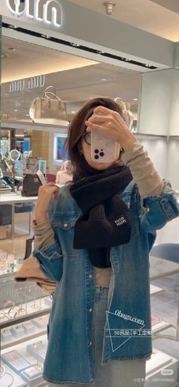  miumiu男女同款 又保暖又有质感的羊绒围巾，温暖一整个冬天，毛茸茸的好温暖，秋冬氛围感拉满，高级又好看，尺寸30 三色 官网同步！