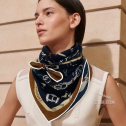 羊绒新款 买了都说好看 推荐 【跃动的马儿双色90】羊绒方巾，双面双色双用，顶级工艺超值 爱马仕专柜爆款 立体呈现图案纹路实物档次极高 特殊工艺高端研发惊艳问世 特殊尖端工艺处理 受到白富美的喜欢 无论是品质 款式 价格都令大牌控的她们尖叫 超高性价比 绝对值得入手 尺寸：9090cm，70%羊绒+30%真丝